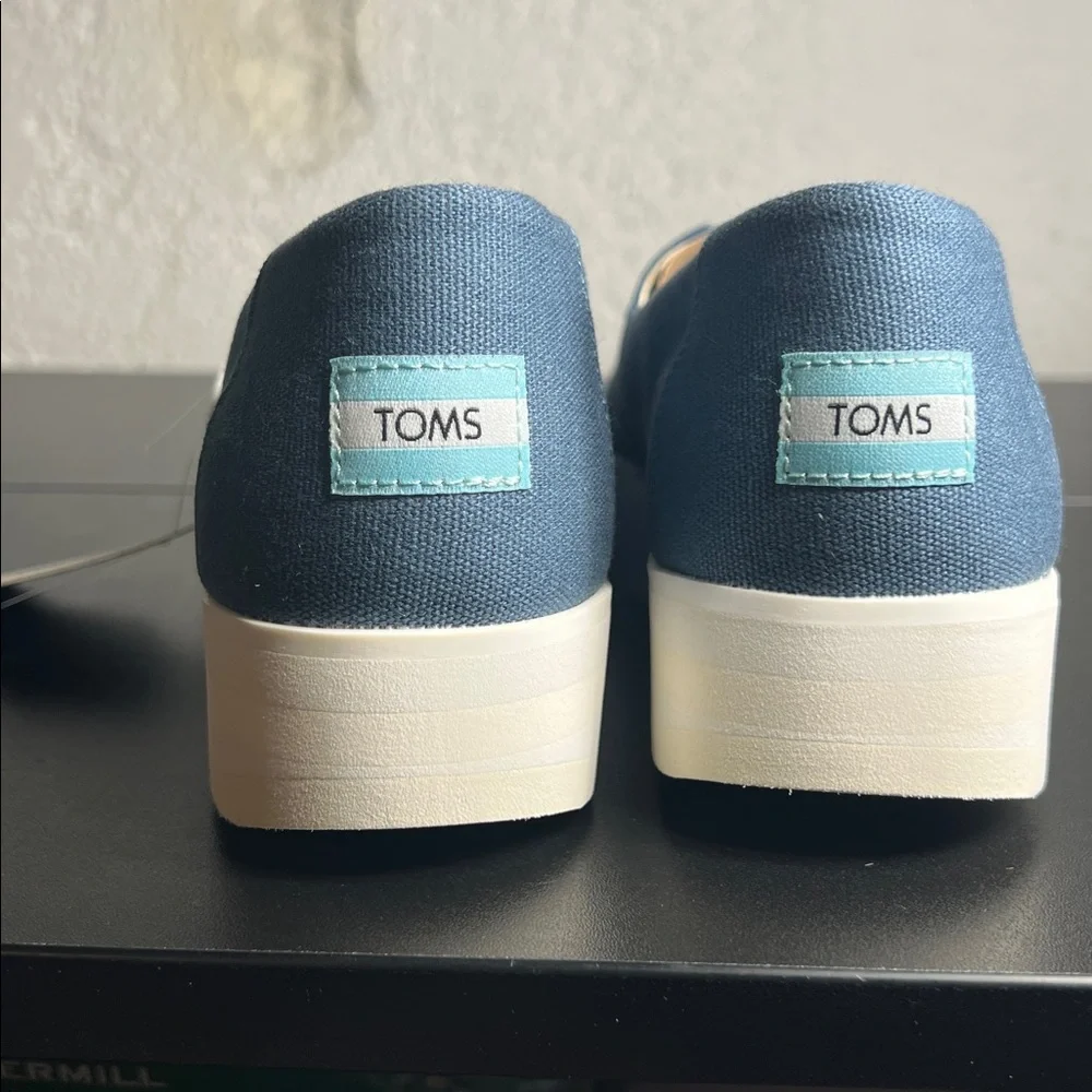 Women's Canvas Platform Blue Shoes TOMS size 9 1/2 NEW